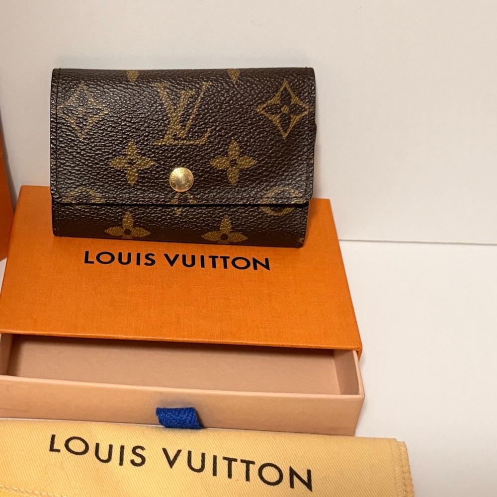 Authentic Louis Vuitton Monogram 6-Key Holder — Classic & Compact